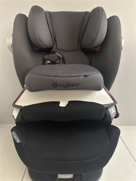 Ilustrácia autosedačky Cybex Pallas M-Fix s dôrazom na ochranný pultík a ISOFIX