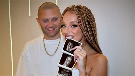 Speváčka Misha s bruškom počas tehotenstva