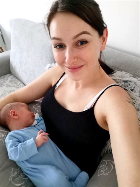 žena spievajúca dieťaťu počas dojčenia