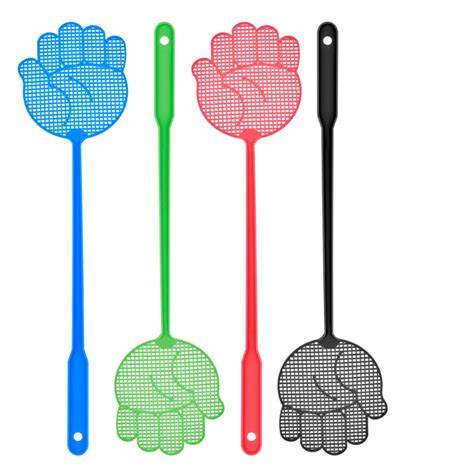 Ilustrácia vankúšika v tvare ruky, vyrobeného zo starého oblečenia.