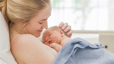 Infografika zobrazujúca tipy na podporu tvorby materského mlieka: kontakt koža na kožu, časté prikladanie, dostatok tekutín.