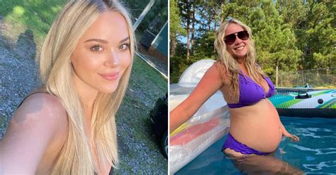 Ilustrácia ženy v pokročilom štádiu tehotenstva, ktorá si mierne masíruje hrdlo.