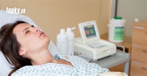 Ilustrácia ženy v nemocničnej posteli s bábätkom