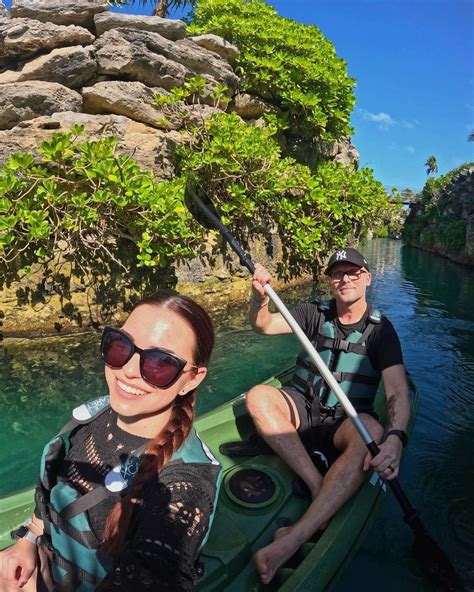 ilustrácia ženy v pokročilom štádiu tehotenstva s pokojným výrazom tváre