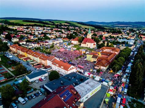 Ilustračná fotografia bábätka v bordovom overale