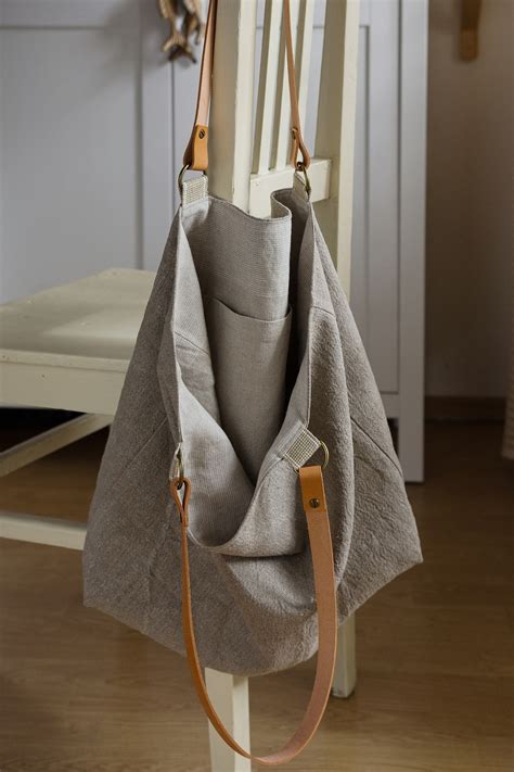 Ilustračná fotografia dielne brašnárstva s koženými výrobkami a nástrojmi