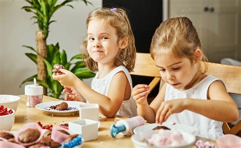 Deti jedia rôzne druhy jedla