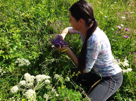 ilustrácia bábätka s rodičom, ktorý ho drží na pleci po jedle