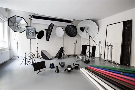 Interiér moderného a svetlého fotografického ateliéru
