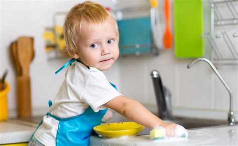 Deti pomáhajúce s domácimi prácami