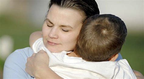 Obrázok zobrazujúci dieťa, ktoré sa bojí a objíma rodiča