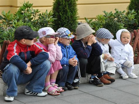 Ilustrácia znázorňujúca vývojové míľniky reči dieťaťa od útleho veku po predškolský vek.