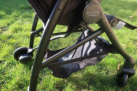 Schéma demonštrujúca skladanie kočíka Britax B-Lite jednou rukou