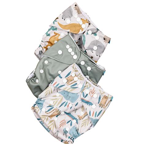 Ilustrácia zobrazujúca správne široké balenie dieťaťa s použitím látkových plienok a ortopedických nohavičiek.