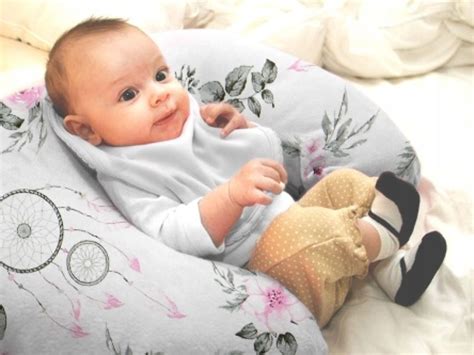 Ilustrácia rôznych polôh na dojčenie.