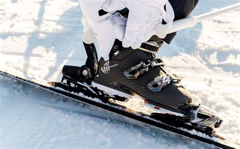 Deti si skúšajú lyžiarky a prilby