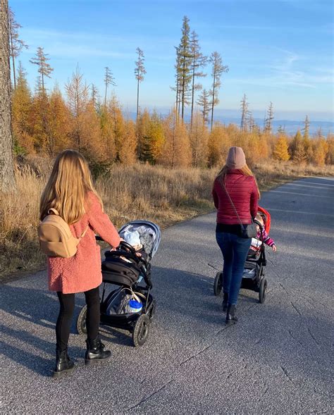 Ilustračná fotka matky s kočíkom na jesennej prechádzke