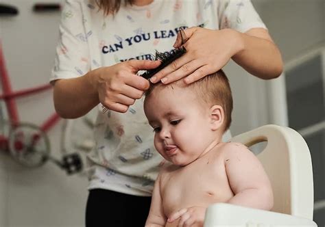 Inštruktážna fotografia správneho držania nožníc pri strihaní detských vlasov