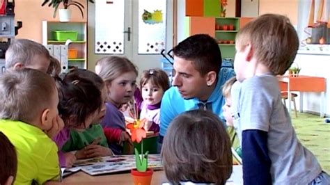 Ilustračná fotografia učiteľky pracujúcej s deťmi v materskej škole