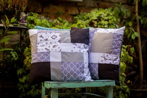 Hotový patchworkový top s opakujúcimi sa modrými a šedými štvorcami.