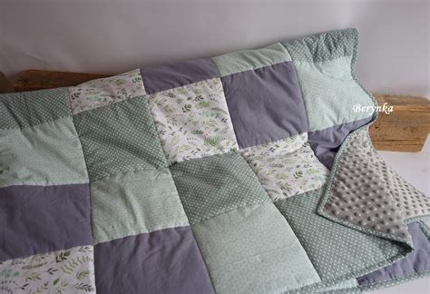 Hotová patchworková deka pre dieťa s detailom na prešitie a farebnú kombináciu.