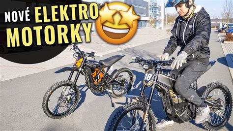 Detail elektrickej motorky s nabíjacím káblom.