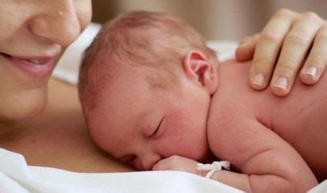 novorodenec po pôrode v kontakte koža na kožu s matkou