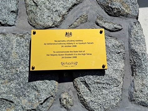 Pamätná tabuľa na mieste narodenia kráľovnej Alžbety II.