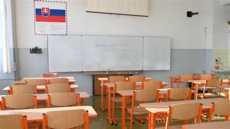 Školská trieda s vizuálnym rozvrhom dňa a edukačnými materiálmi pre deti s autizmom.