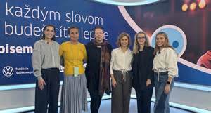 koláž titulkov britských novín s témou odobratých detí