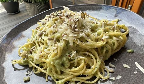 Ilustrácia cestovín s brokolicovo-cuketovou omáčkou.