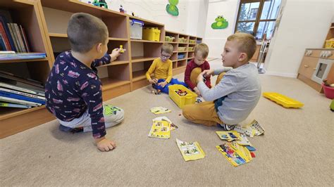 Ilustračná fotografia detí v škôlke, ktoré sa hrajú.