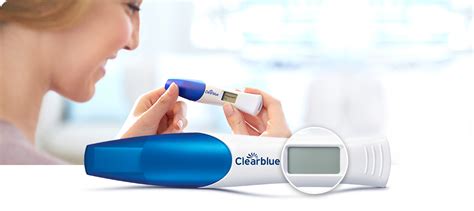 Ilustrácia digitálneho tehotenského testu Clearblue s jasne zobrazeným výsledkom a indikátorom týždňa.