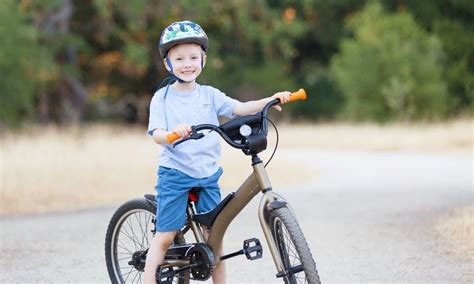 Chlapec na bicykli bez pomocných koliesok