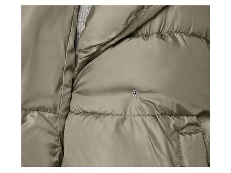 Detail nosiacej bundy ukazujúci všitú vsadku