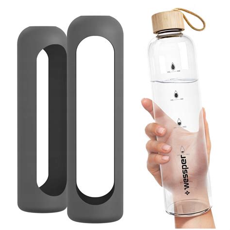 Ilustračná fotografia zobrazujúca sklenenú fľašu s vodou a ovocím.