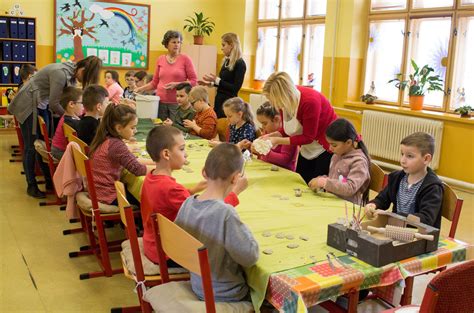 Deti sa hrajú s hlinou v keramickej dielni.