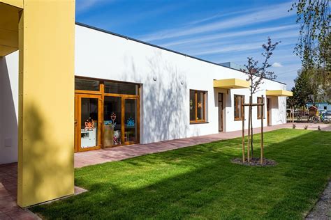 fotografia exteriéru detských jaslí s hracím ihriskom