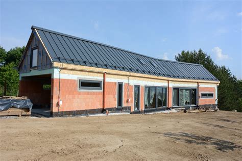 Fotografia rodinného domu, možno s prvkami nedokončenej stavby