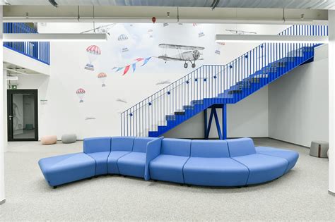 interiér modernej pôrodnej sály s pôrodným lôžkom a vybavením