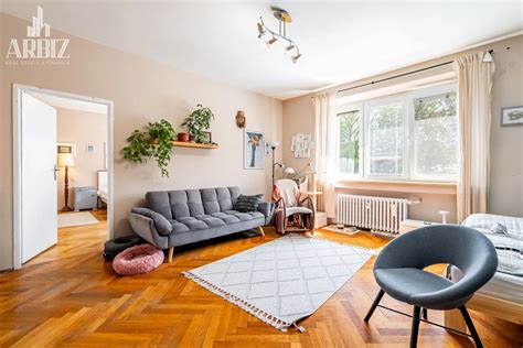 Fotografia mini tanku na off-road dráhe s dvoma osobami pripravenými na jazdu