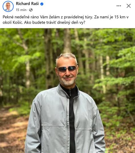 Fotografia off-road buginy jazdiacej v lesnom teréne s pohľadom na Tatry v pozadí