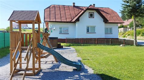 Drevenica v lesnom prostredí s altánkom a detským ihriskom