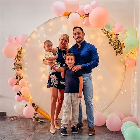 Ilustračná fotografia nastávajúcej mamičky s úsmevom, ktorá si drží bruško.