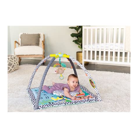 Ilustračná fotografia hracej deky s hrazdou a zavesenými hračkami.