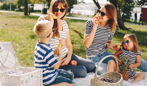 Ilustračná fotografia rodiny hrajúcej sa hry počas cesty autom