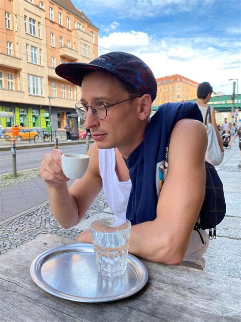 Ilustrácia znázorňujúca spájanie Jána Kuciaka a Mariána Kočnera v kontexte ich aktivít