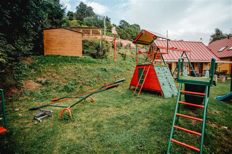 Fotografia exteriéru škôlky s detským ihriskom a záhradou