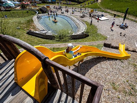 detský park s hračkami a zeleňou
