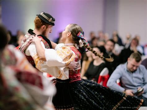 Fotografia zachytávajúca vystúpenie folklórneho súboru pri príležitosti tradičného sviatku.